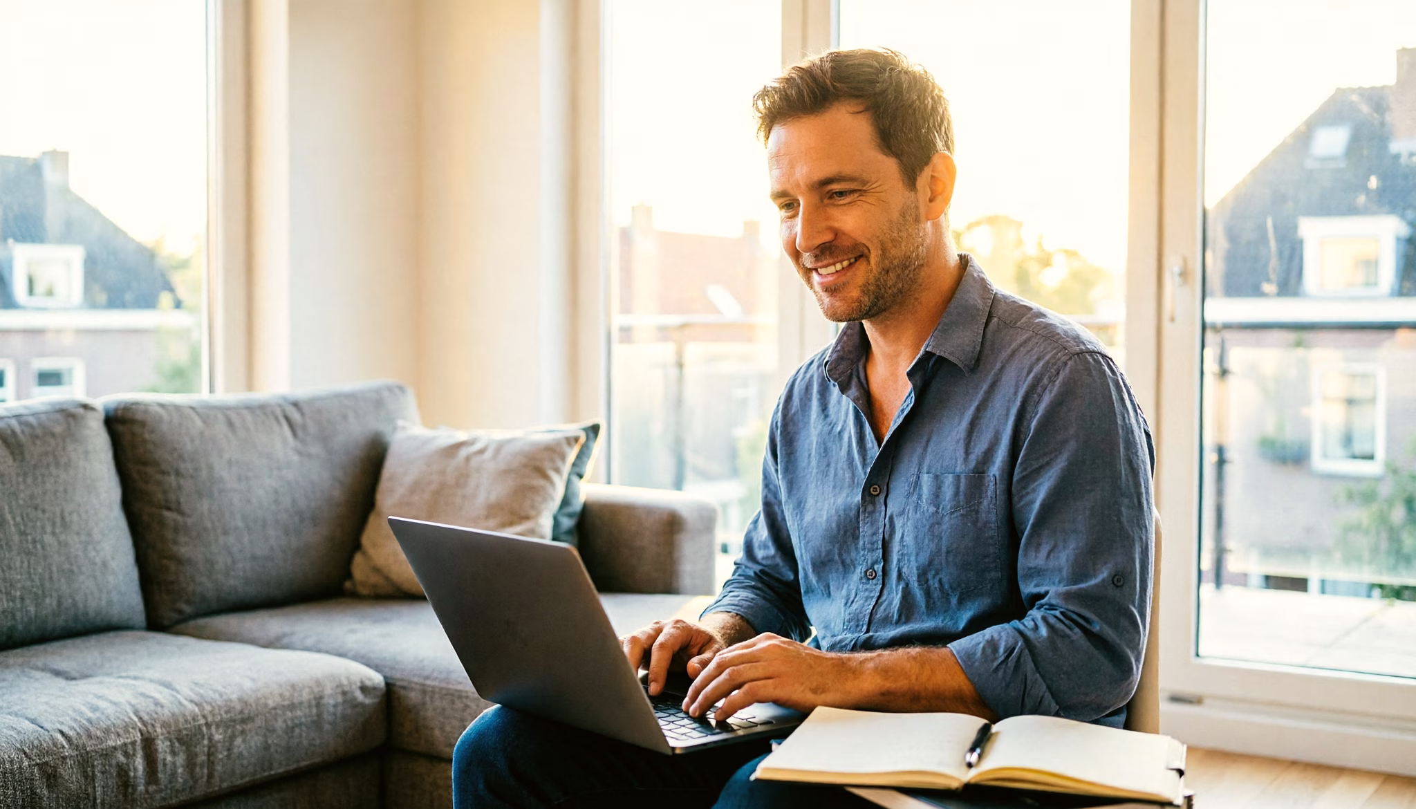 Een man van rond de dertig bekijkt zijn beleggingen op een laptop thuis