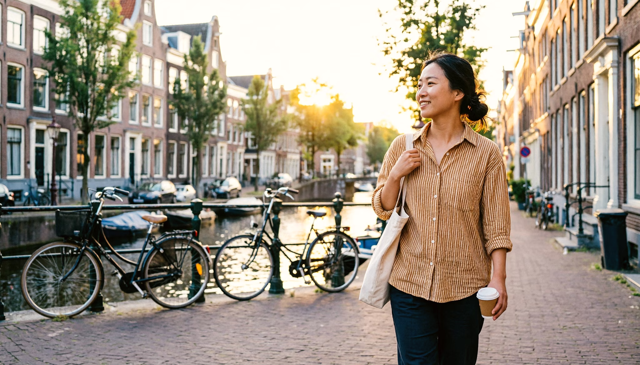 Een rij-instructeur loopt om zijn lesauto heen terwijl zijn leerling achter het stuur gaat zitten in een rustige Nederlandse straat