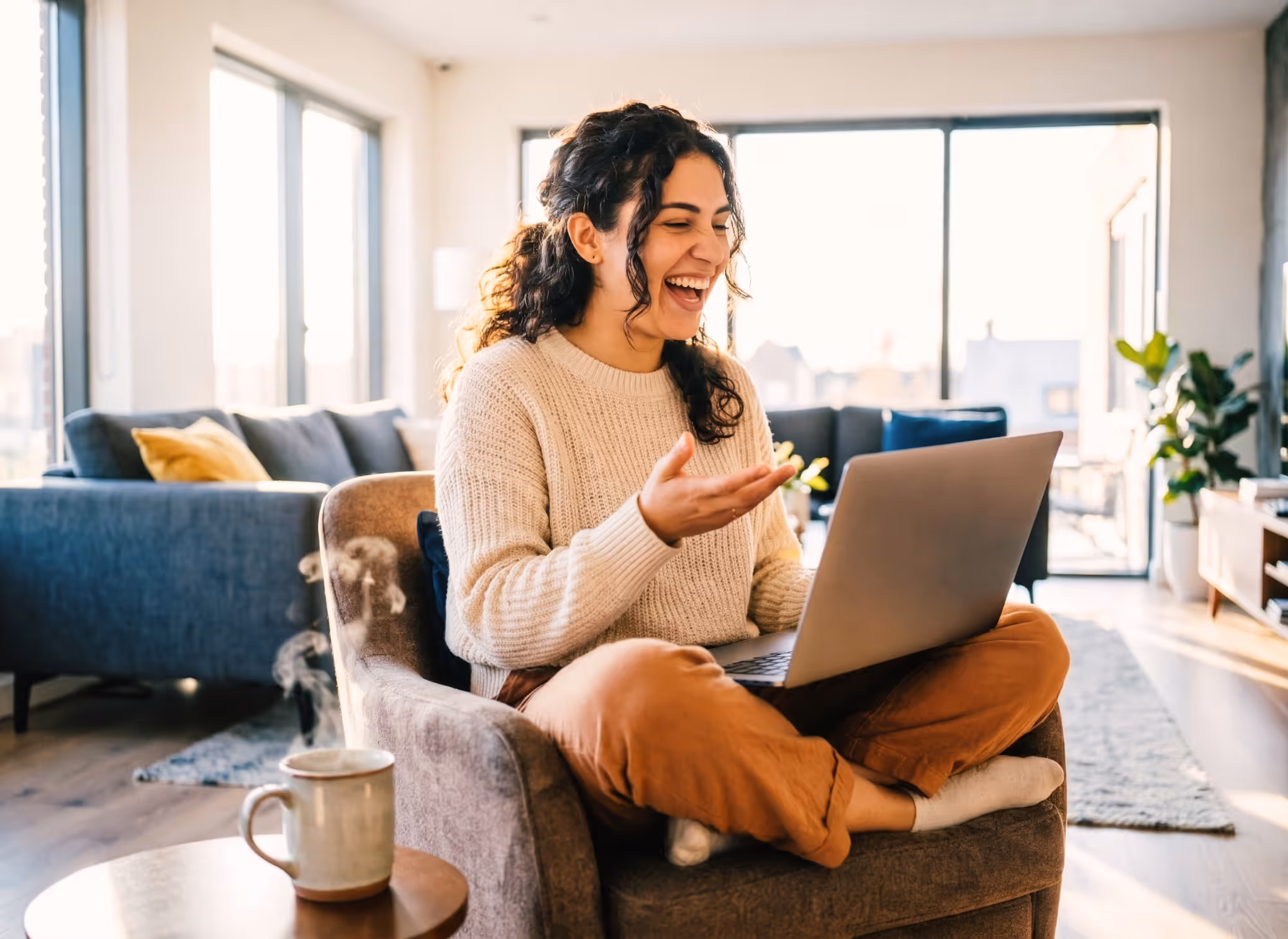 Een internationale professional dekt de tafel voor vrienden in zijn lichte Nederlandse appartement